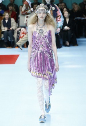 Foto: Gucci Herbst Winter 2018/19 Gucci Schau Herbst Winter 2018/19. Model in violettem Kleid mit Perlengehänge.