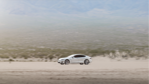 Foto: Tesla Tesla Wagen fährt durch weite wüstenähnliche Landschaft