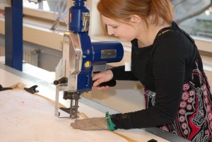 Modeschule Berlin Oberstufenzentrum-Bekleidung und Mode. Schülerin beim Zuschnitt