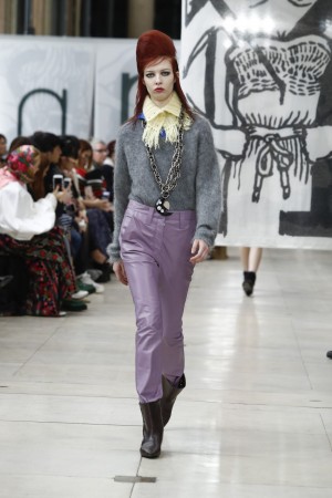 Miu Miu Herbst Winter 2018 Model mit fliederfarbener Lederhose, grauem Strickpullover und Punkfrisur.