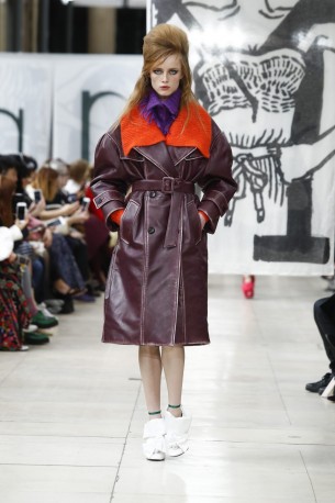 Miu Miu Herbst Winter 2018 Model mit Punkfrisur. Brauner Ledermantel mit orangefarbenem großen Kragen.