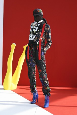 Andreas Kronthaler for Vivienne Westwood Herbst Winter 2018 Overall mit Blumendruck. Andreas Kronthaler for Vivienne Westwood