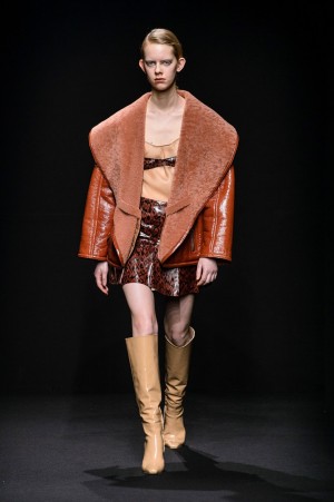 DROMe Herbst Winter 2018 Cognacfarbenen Lederjacke und kurzer Rock von DROME