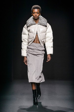 DROMe Herbst Winter 2018 Model mit kurzer weisser Steppjacke und grauem langen Rock.