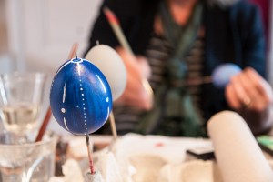 Ostertradition: Eier anmalenFoto: Jordana Schramm Blaues Osterei im Vordergrund nah.