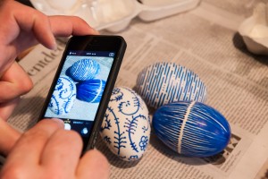 Ostertradition: Eier anmalenFoto: Jordana Schramm Blaue weiße Osterei im Bildschirm eines smart phones