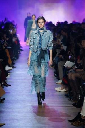 Elie Saab Herbst Winter 2018 Jeansjacke und Spitzenkleid mit silbernen Applikationen von Elie Saab.