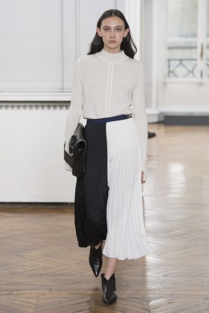 Gauchère Herbst Winter 2018 Model on schwarz weiser Rock Bluse Kombination.