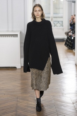 Gauchère Herbst Winter 2018 Model in schwarzem oversizeld Pullover. Wadenlanger Rock mit Leoprint.
