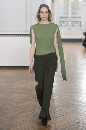 Gauchère Herbst Winter 2018 Model in Schwarze Hose mit olivfarbenem Oberteil mit offenen Ärmeln.