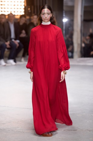 GIAMBATTISTA VALLI Herbst Winter 2018 Weites rotes bodenlanges Kleid.