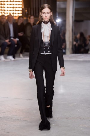 GIAMBATTISTA VALLI Herbst Winter 2018 Schwarzer Anzug für Damen mit Weste und Fellpantoffeln. Giambattista Valli