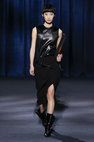 Givenchy Herbst Winter 2018 Schwarzes Outfit mit glänzendem Lederoberteil Givenchy Herbst Winter 2018