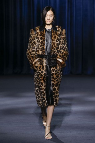 Givenchy Herbst Winter 2018 Kunstfellmantel mit Leo Print. Fake Für. Givenchy Herbst Winter 2018