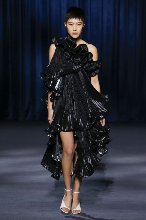 Givenchy Herbst Winter 2018 Schwarzes Glänzendes Abendkleid mit Volants und Kaskaden. Givenchy Herbst Winter 2018