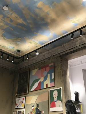 Paul Smith Berlin. Ladengeschäft mit diversen modernen Bildern an der Wand.