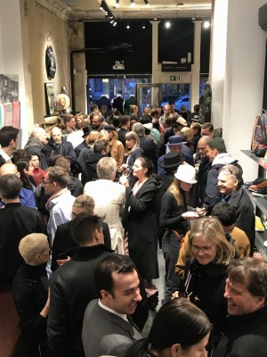 Paul Smith Berlin. Eröffnungsabend. Viele Menschen im Geschäft.