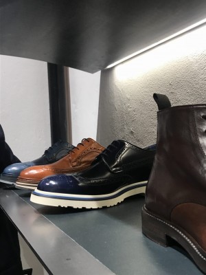 Paul Smith Herrenschuhe im Regal