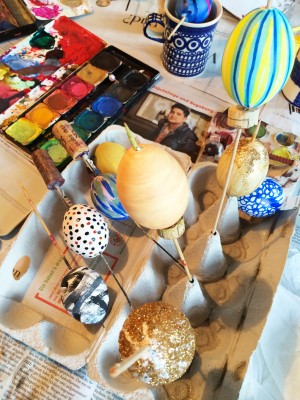 Ostertradition: Eier anmalen Bunte Ostereier mit Malkasten