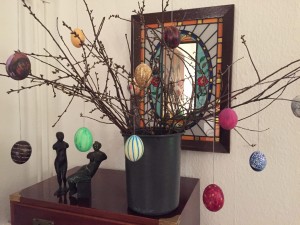Ostertradition: Eier anmalen Knospende Äste behängt mit selbstbemalten Ostereiern
