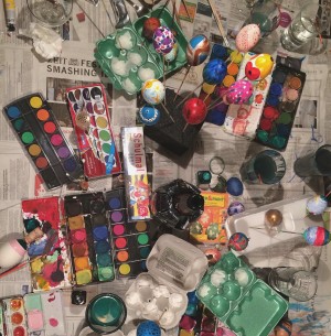 Ostertradition: Eier anmalen Tisch von oben mit Utensilien zum Ostereier anmalen. Tuschkästen, Pinsel etc.