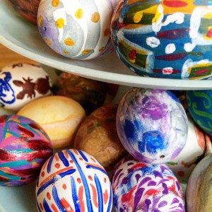 Ostertradition: Eier anmalen Bunte selbstbemalte Ostereier ganz nah