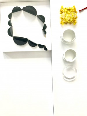 Kette: Helen Friesacher / Brosche (Gelb): Svenja John /
2 Armreifen : Sackia Diez / Glasarmreif: Christian Metzner Moderner Schmuck in der Galerie Oona Berlin.