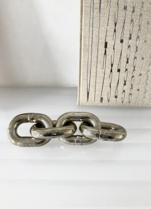 Briefbeschwerer: Carl Auböck Buch: Noon Passama Moderner Briefbeschwerer aus Ketten von Carl Auböck. Galerie Iona Berlin