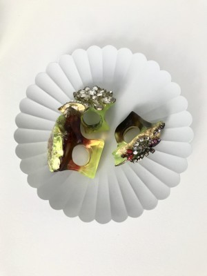 3 Ringe: Petra Zimmermann Moderen Ringe aus farbigem Kunststoff Wearable Art Galerie Oona Berlin