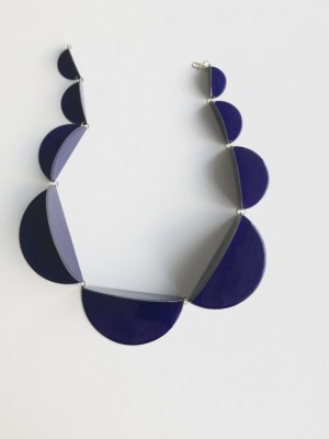 Kette: Helen Friesacher Wearable Art Galerie Oona Berlin Blaue Kette aus Halbkreisen von Helen Frischer.