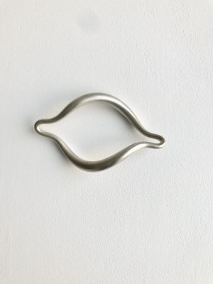 Armreif: Noon Passama Moderner Armreif von Norm Passama. Wearable Art Galerie Oona Berlin