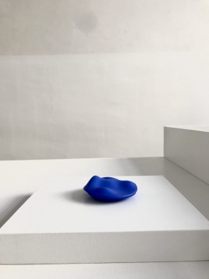 Blaue Brosche: Sogand Nobahar Moderner Schmuck. Blaue Brosche. Wearable Art Galerie Oona Berlin