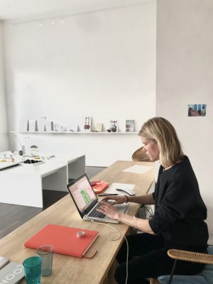 Anna Schetelich in ihrer Schmuck Galerie Oona in Berlin. Anna Schetelich in ihrer Schmuck Galerie Oona in Berlin.