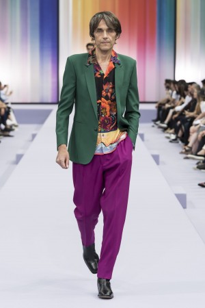 Paul Smith, Frühjahr Sommerr 2018. Männliches Model in linker Hose und buntem Hemd.