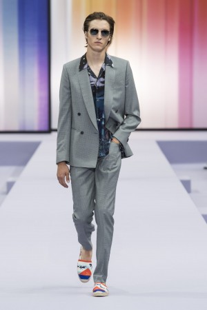 Männliches Model in grauem Anzug von Paul Smith, Frühjahr Sommerr 2018.