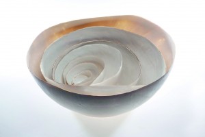 Goldglanzschalen von Andrea Baumann.
www.andreabaumann.at
Foto: Gerda Eichholzer Goldglanzschalen von Andrea Baumann. www.andreabaumann.at Foto: Gerda Eichholzer