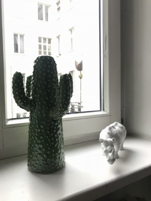 Fensterbrett mit Kaktus aus Porzellan und Nilpferd