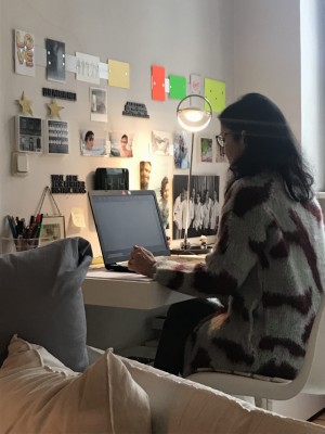 Nadja Al-Chalabi am Schreibtisch vor dem Computer