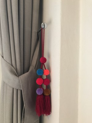 Vorhang mit bunten Bommeln
