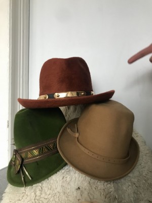 Drei Vintage Hüte