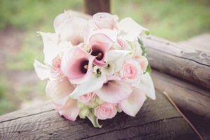 Brautstrass aus rosafarbenen Anturien und Rosen