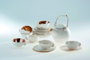Andrea Baumann Keramik
Foto: Gerda Eichholzer Teeservice aus Keramik. Weiss mit vergoldetem Inneren.