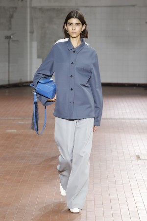 Jil Sander Sommer 2019 Jil Sander Model in weiten violettem Hemd und weiter grauer Hose
