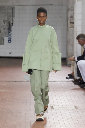 Jil Sander Sommer 2019 Jil Sander Model in grünem oversized Look