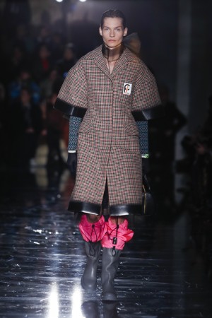 Prada Herbst/Winter 2018 Marni Look. Karierter Mante mit kurzen Armen. Gummistiefel.
