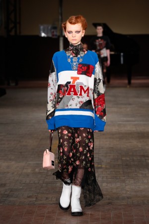Antonio Marras Herbst/Winter 2018
Foto: Andrea Baioni I am Marras zartes Blumenkleid, großer Pullover, Patchwork