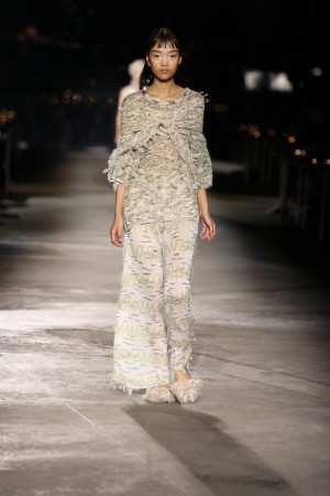 Missoni Sommer 2019 Cremefarbener zarter Missoni Look. Langes transparentes Kleid