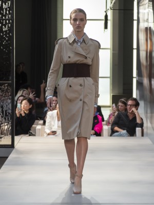Burberry Sommer 2019 Model in Burberry Trench mit breitem Hüftgürtel