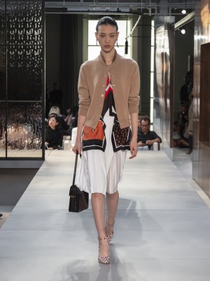 Burberry Sommer 2019 Burberry Model in weißem Rock, beider Jacke und Bluse