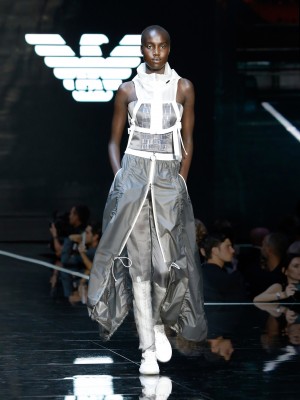 Emporio Armani Boarding SS19 Emporio Armani Boarding SS19 Model in sportivem Outfit aus High Tech Materilal